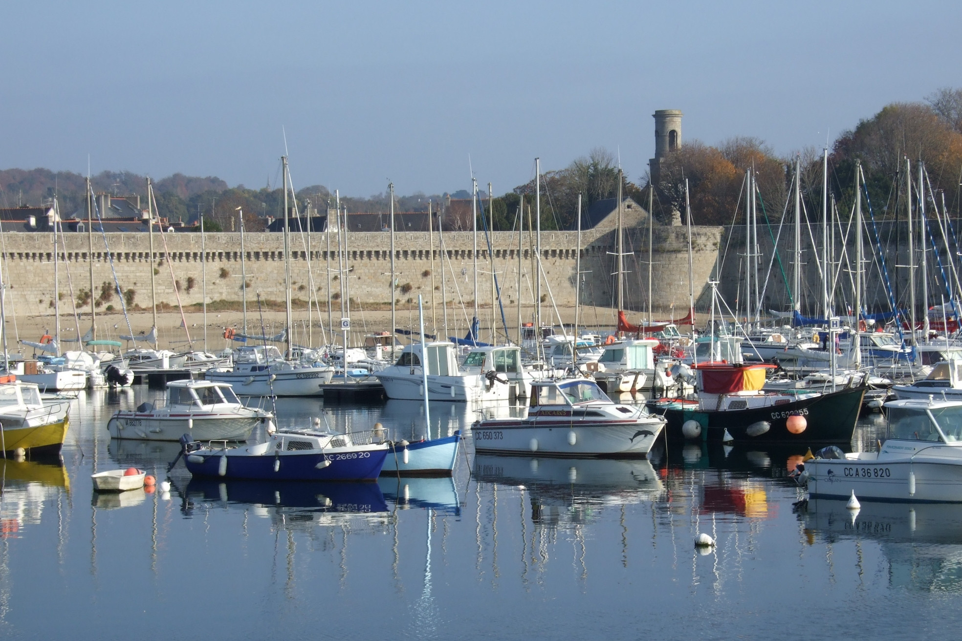Лодки и парусники в Конкарно, Франция – фотографии Франции
