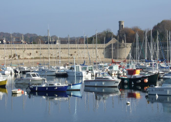 Лодки и парусники в Конкарно, Франция – фотографии Франции