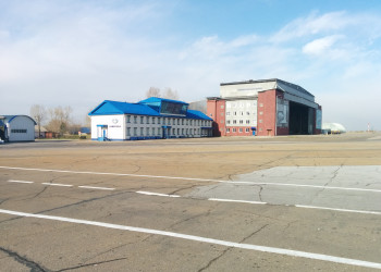 Огромный амбар на территории аэропорта Иркутска – фотографии России