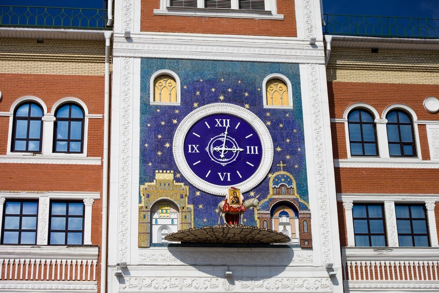 Часы национальной художественной галереи в Йошкар-Оле – фотографии России