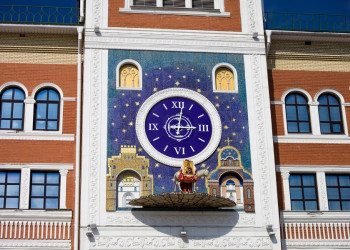 Часы национальной художественной галереи в Йошкар-Оле – фотографии России