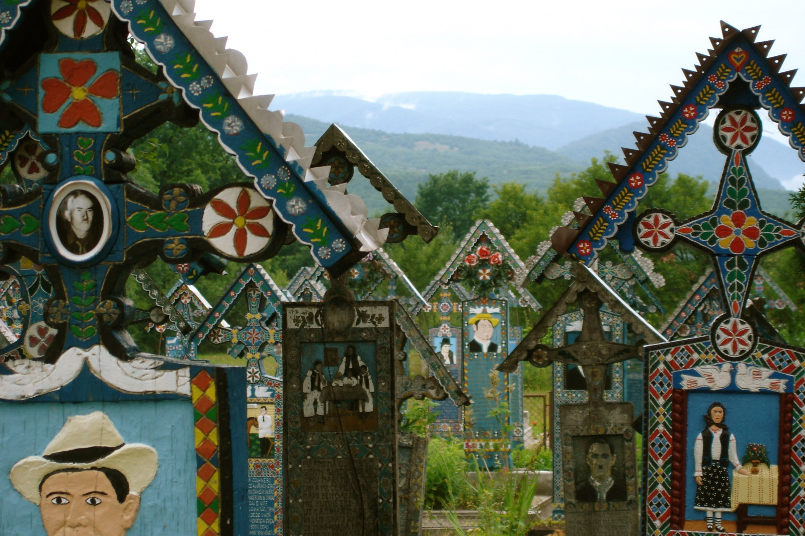 Весёлое кладбище в Румынии – фотографии Румынии