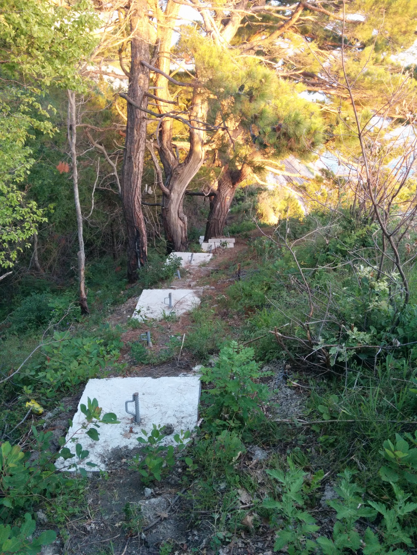 Укрепления на горах вдоль железной дороги – фотографии России