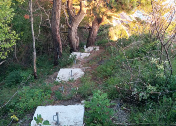 Укрепления на горах вдоль железной дороги – фотографии России