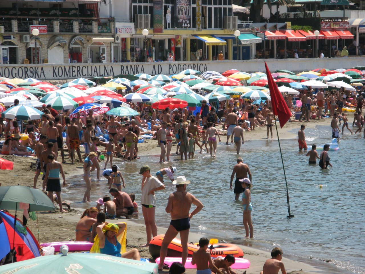 Люди на пляже в Ульцинь, Черногория. Фото 1 – фотографии Черногории