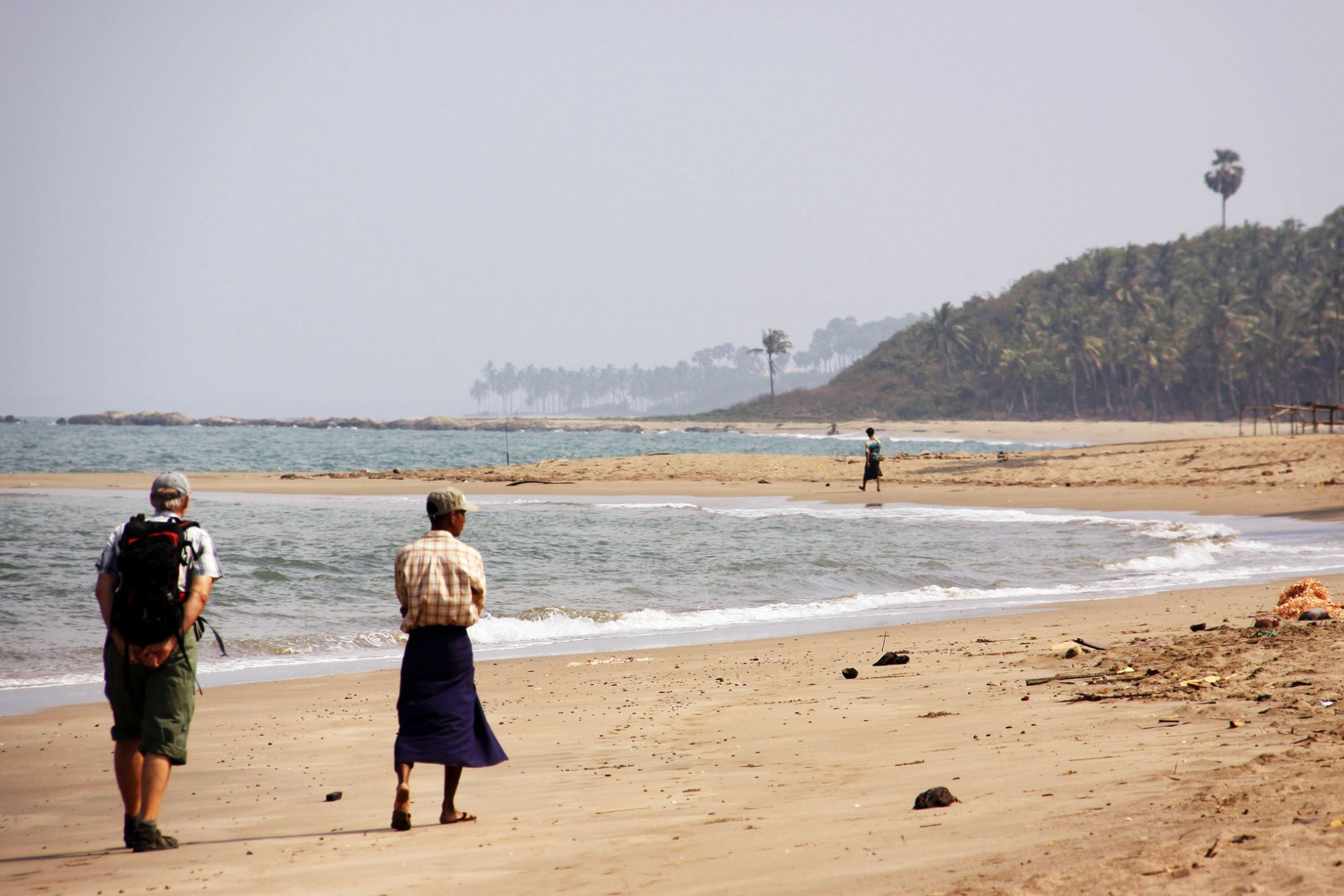 Люди на пляже в Нгве-Саунг-Бич, Мьянма. Фото 1 – фотографии Мьянмы