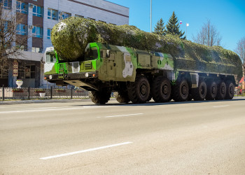 Военная техника "Тополь" во время парада в Йошкар-Оле – фотографии России