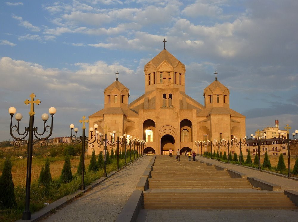 Вход в Кафедральный собор Святого Григория Просветителя в Армении – фотографии Армении