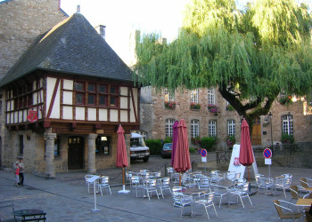 Кафе в Динане, Франция – фотографии Франции