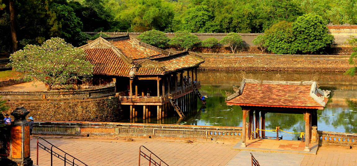 Гробницы императора Ты Дыка во Вьетнаме в городе Хюэ – фотографии Вьетнама