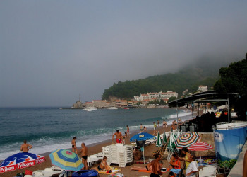 Пляж в Петровац, Черногория – фотографии Черногории