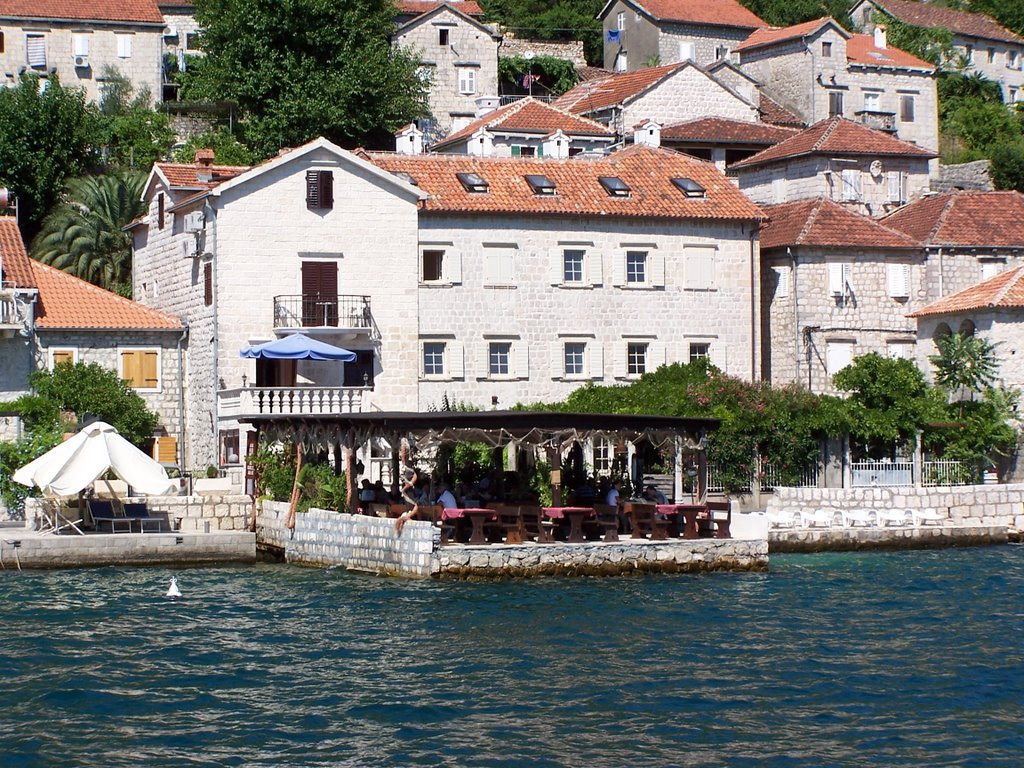 Кафе на набережной в Пераст, Черногория – фотографии Черногории