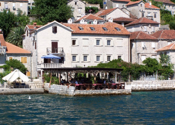 Кафе на набережной в Пераст, Черногория – фотографии Черногории