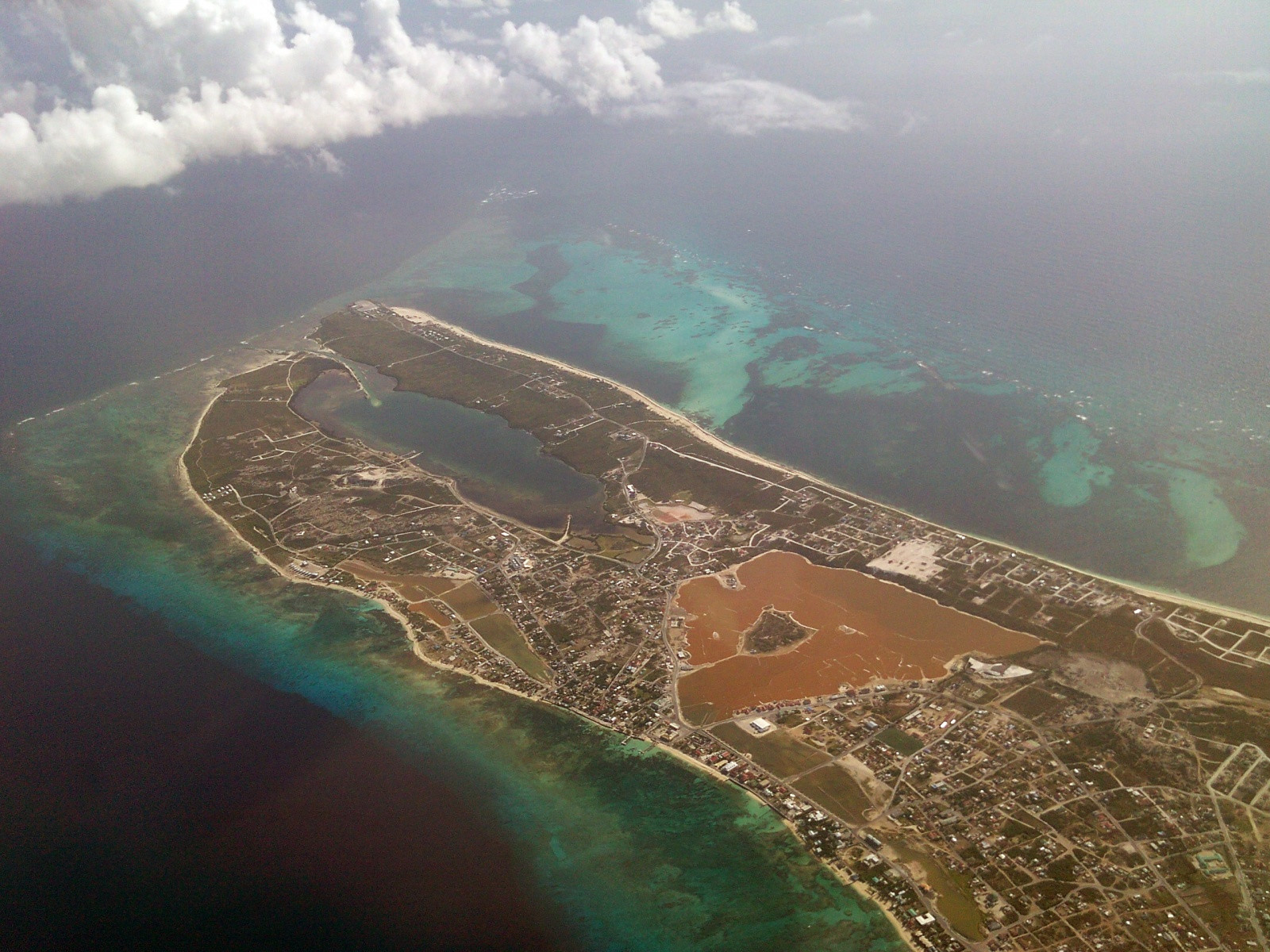 Панорамный вид на побережье Гранд-Тёрк, острова Тёркс – фотографии Тёркс и Кайкос