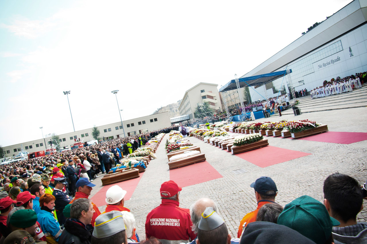 Похоронная процессия в Л’Aквиле после землетрясения 2009 года – фотографии Италии