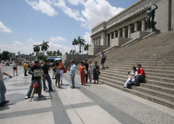 Туристы в Гаване, Куба – фотографии Кубы