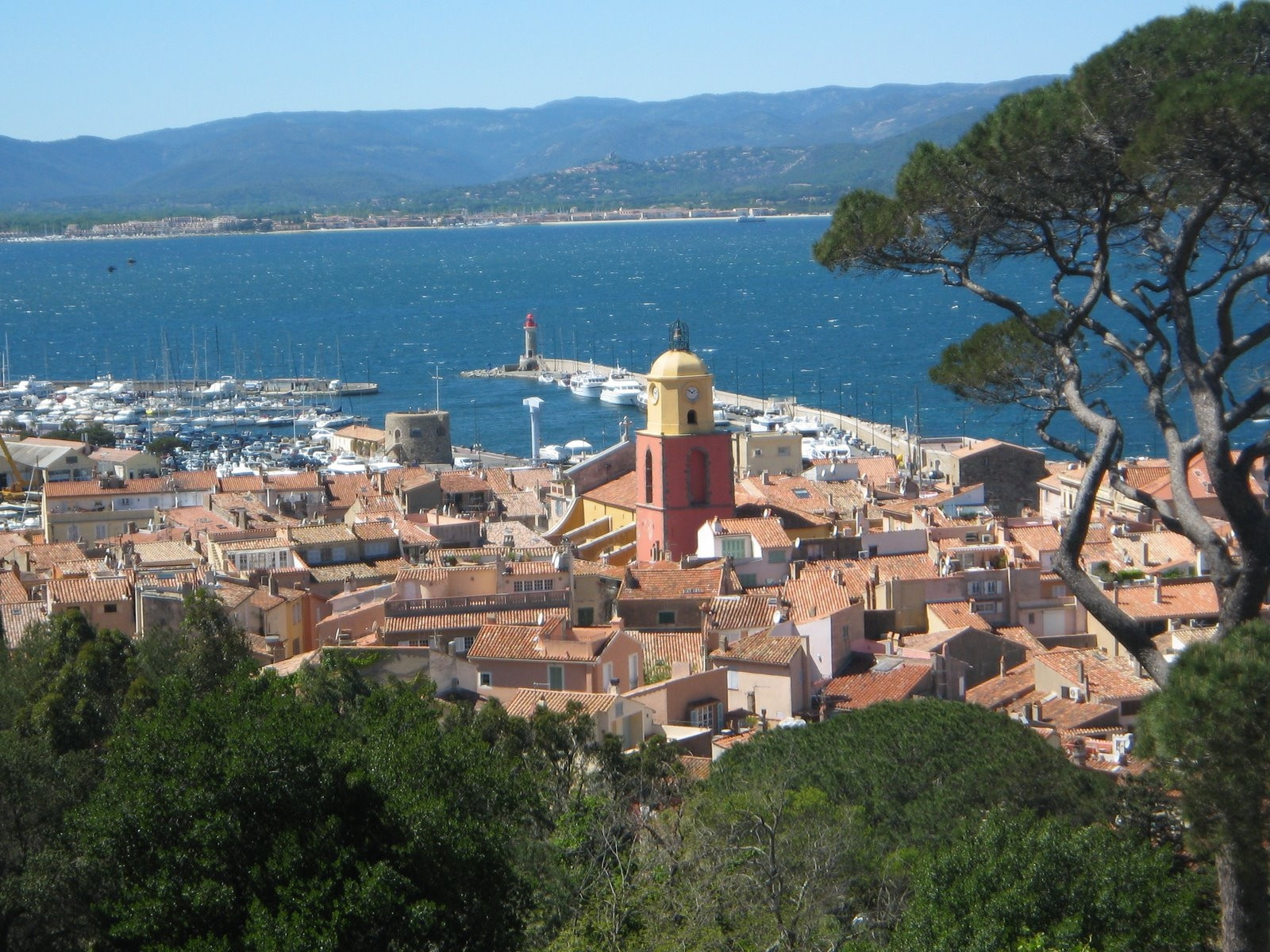 Крыши домов в Сен-Тропе, Франция – фотографии Франции