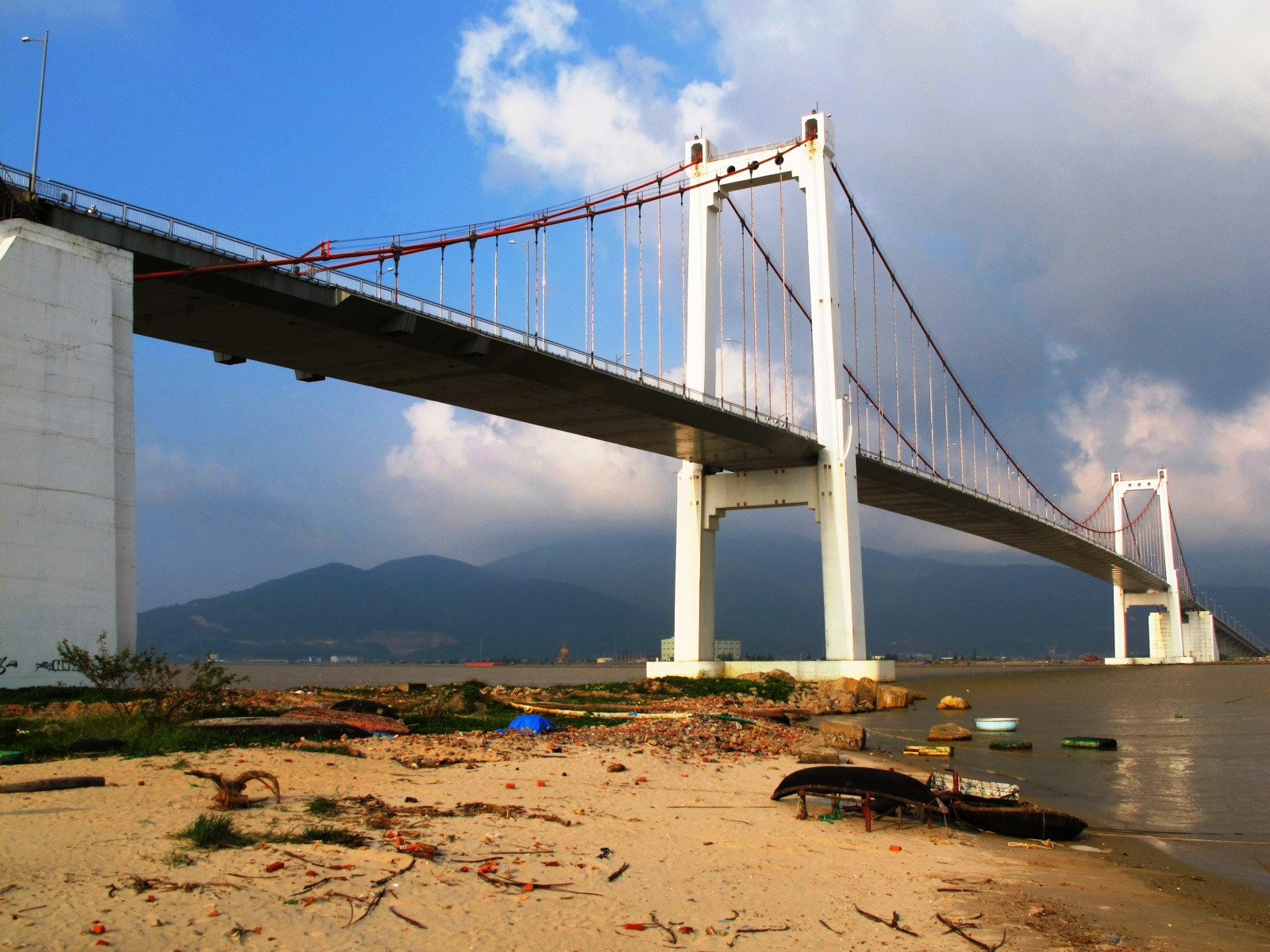 Мост и чистейшее побережье – фотографии Вьетнама