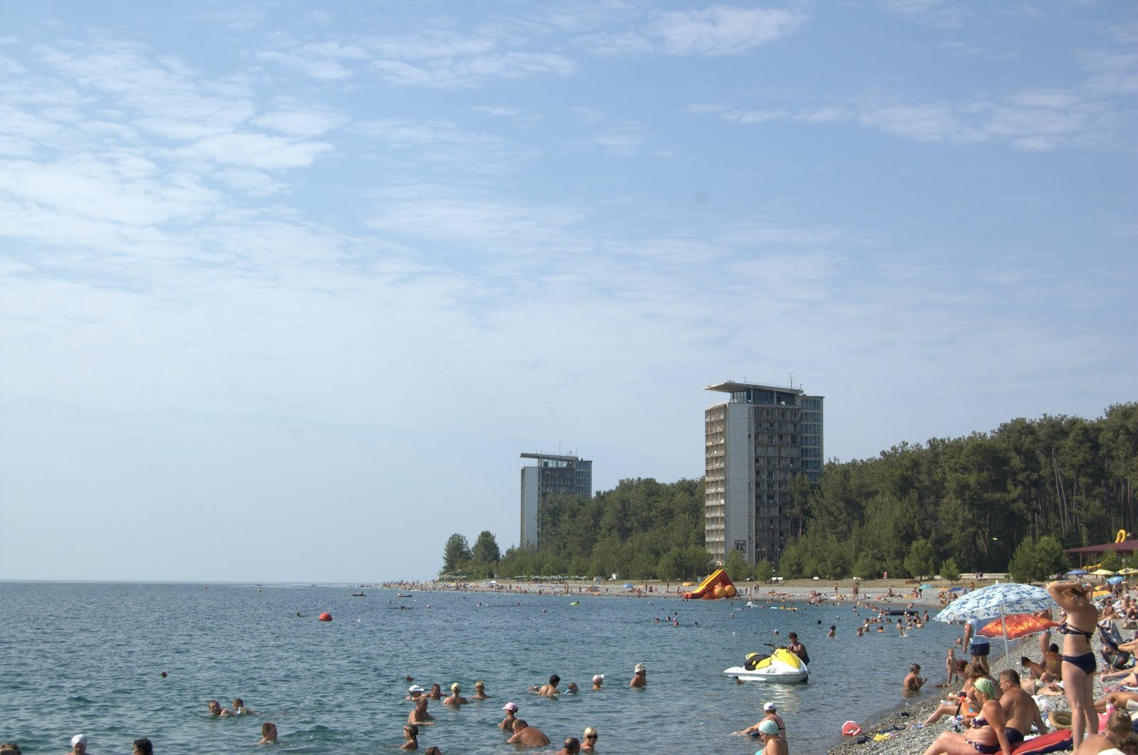 Люди на пляже в Пицунда, Абхазия – фотографии Абхазии