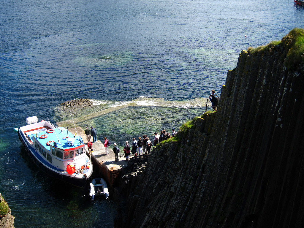 Фингалова пещера на острове Стаффа в Шотландии – фотографии Великобритании