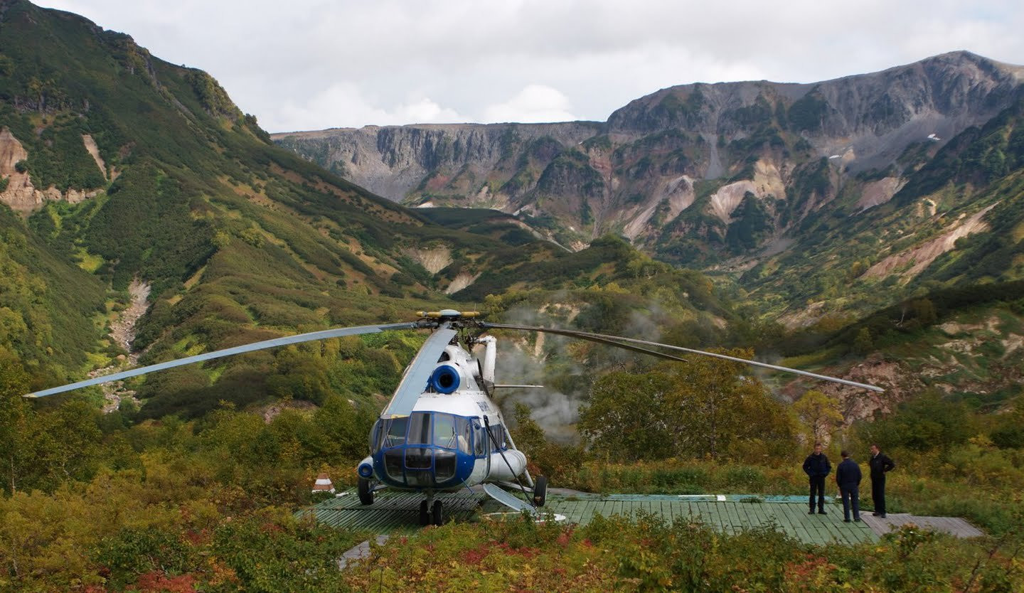Вертолет в Долине гейзеров, Россия – фотографии России