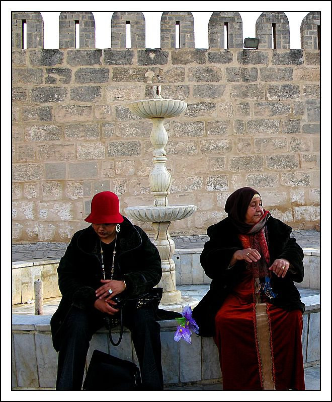 Женщины на острове Табарка, Северный Тунис – фотографии Туниса