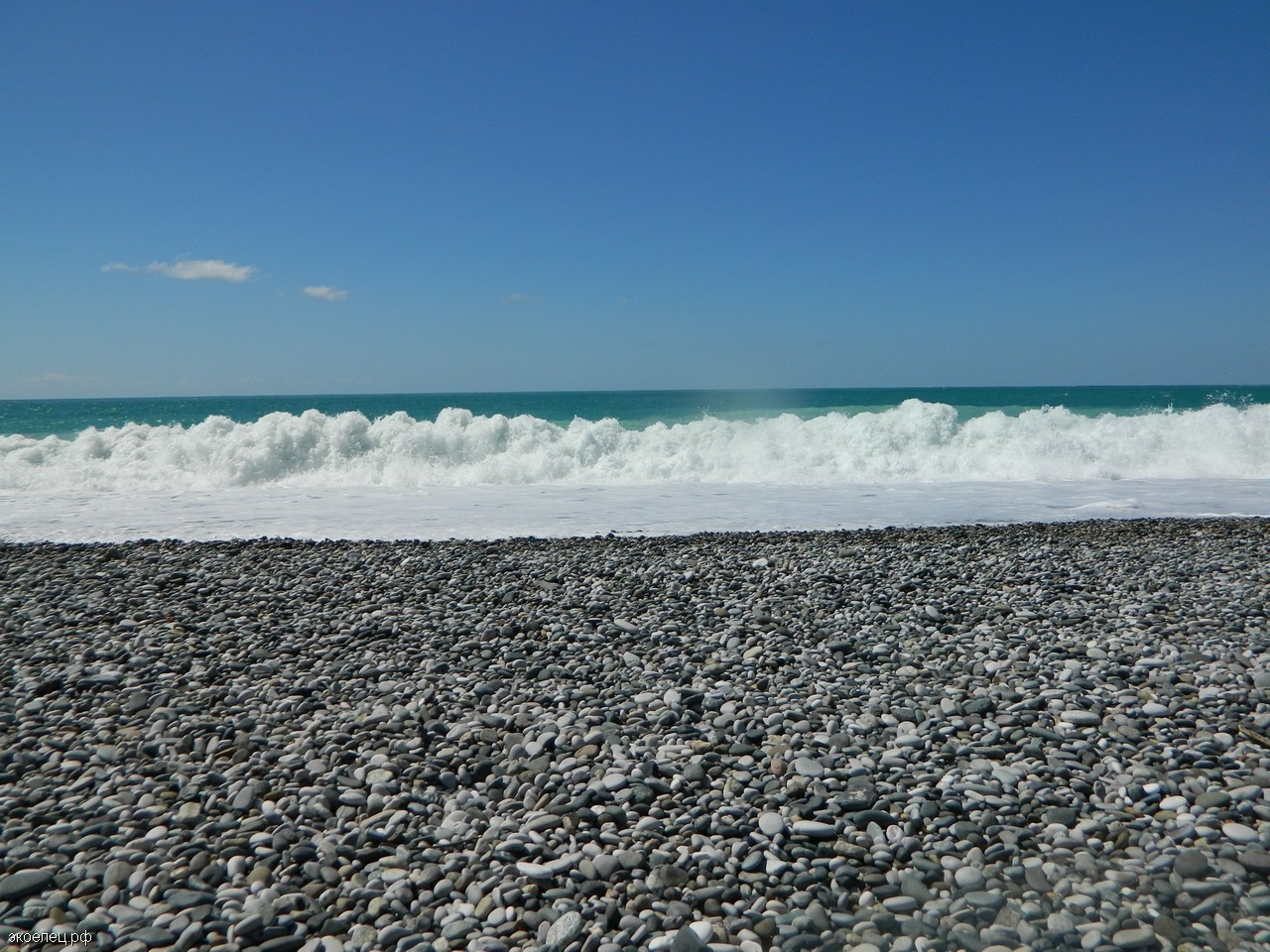 Галечный пляж. Гагра – фотографии Абхазии