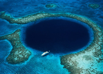 Маленький полузатопленный коралловый остров - Большая голубая дыра – фотографии Белиза