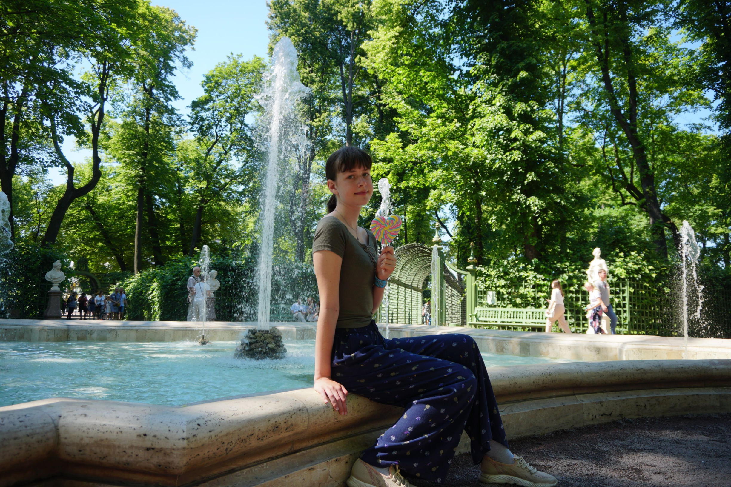 У фонтана – фотографии