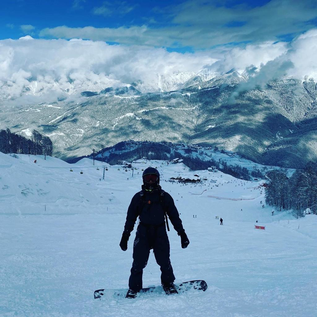 Роза Хутор вид на склон черной трассы – фотографии России