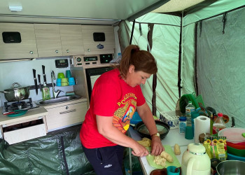 Татьяна за приготовлением ужина в нашем прицепе – фотографии России