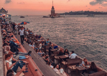 Стамбул, вид на Девичью башню со стороны кафе – фотографии Турции