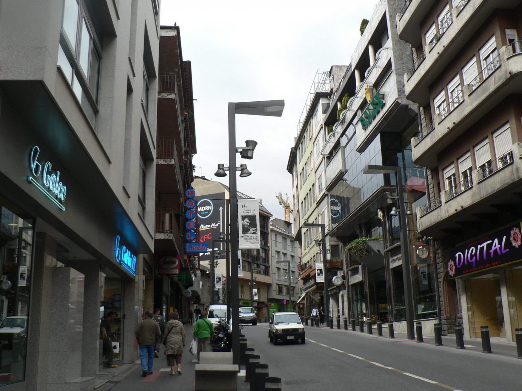 Узкие чистые улицы в Andorra la Vella – фотографии Андорры