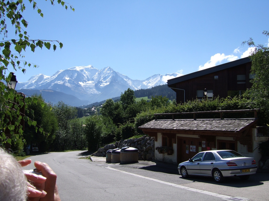 Дорога в Ле-Контамине-Монжуа, Франция – фотографии Франции