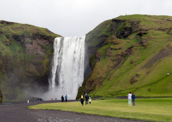 Водопад Скоугафосс (Skogafoss) на юге Исландии – фотографии Исландии