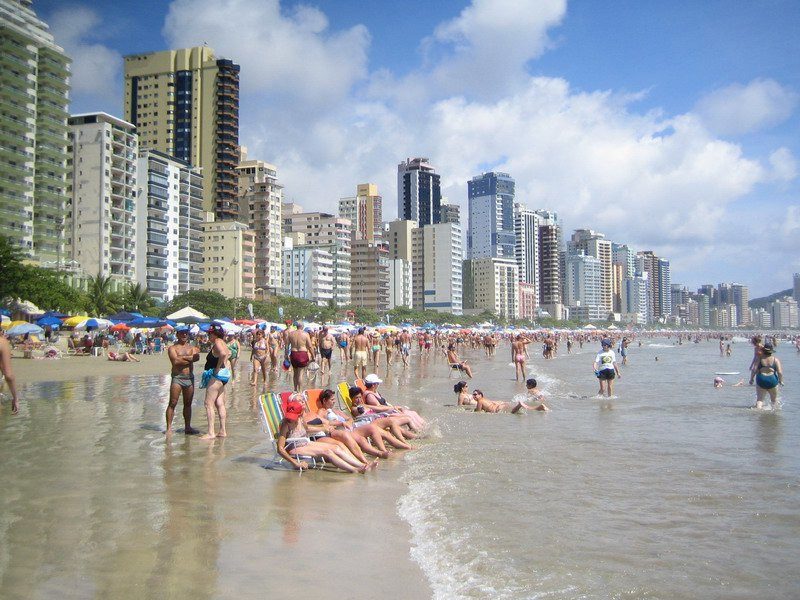 Люди на пляже в Балнеариу-Камбориу, Бразилия. Фото 5 – фотографии Бразилии