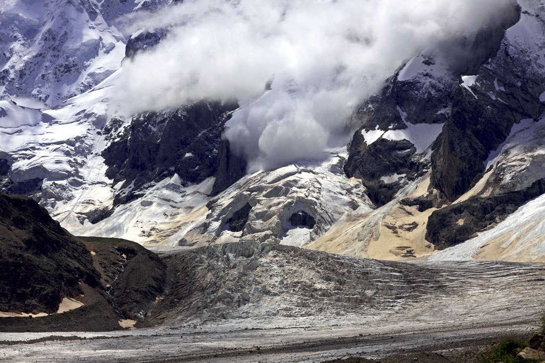 Вид на суровую гору Уллу-Тау, Россия – фотографии России