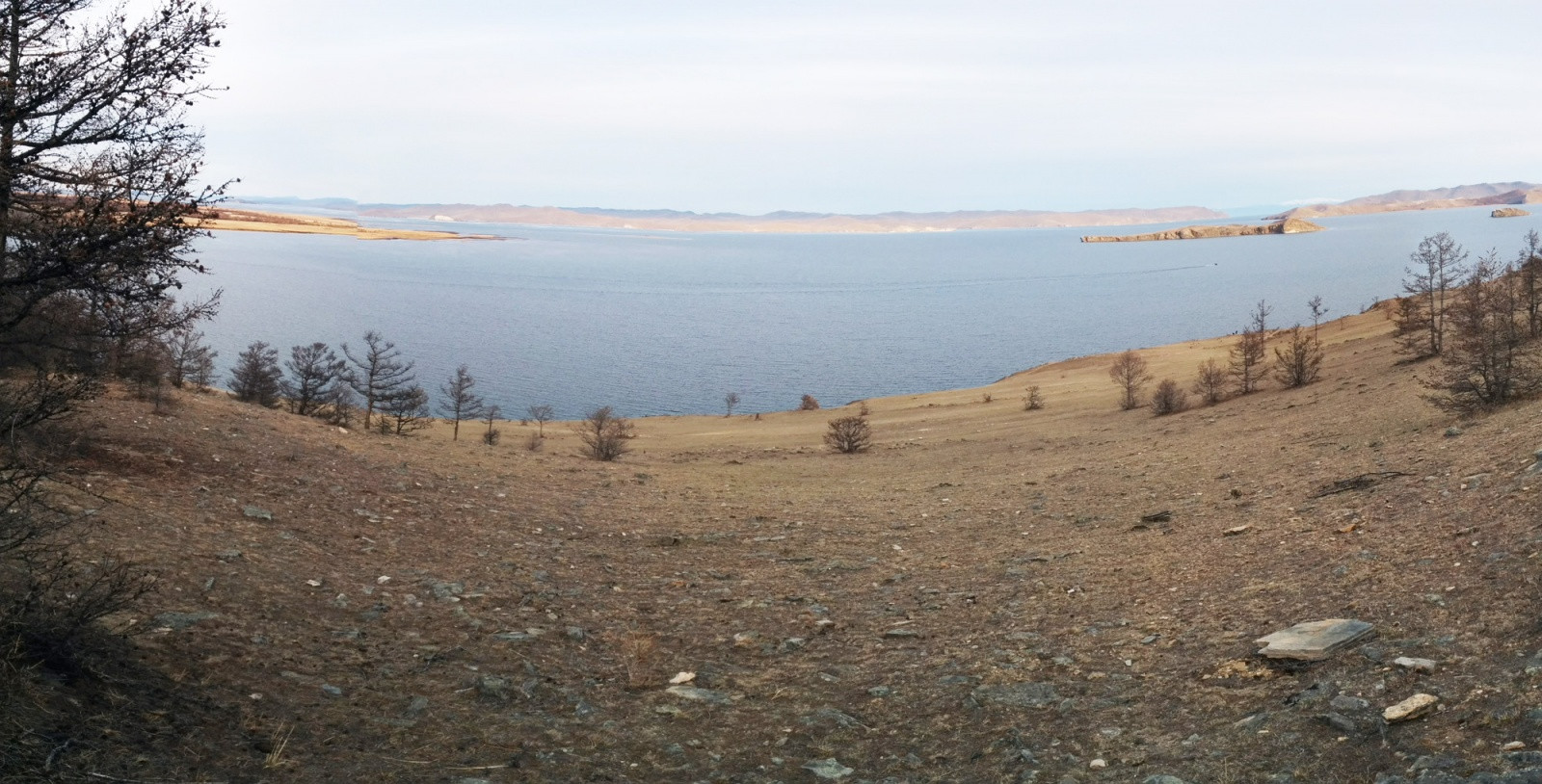 Вид с горы на Малое море в районе турбазы Алтан. Фото 2 – фотографии России