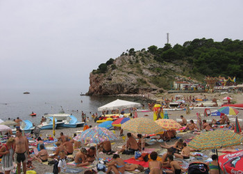 Люди на пляже в Сутоморе, Черногория. Фото 1 – фотографии Черногории