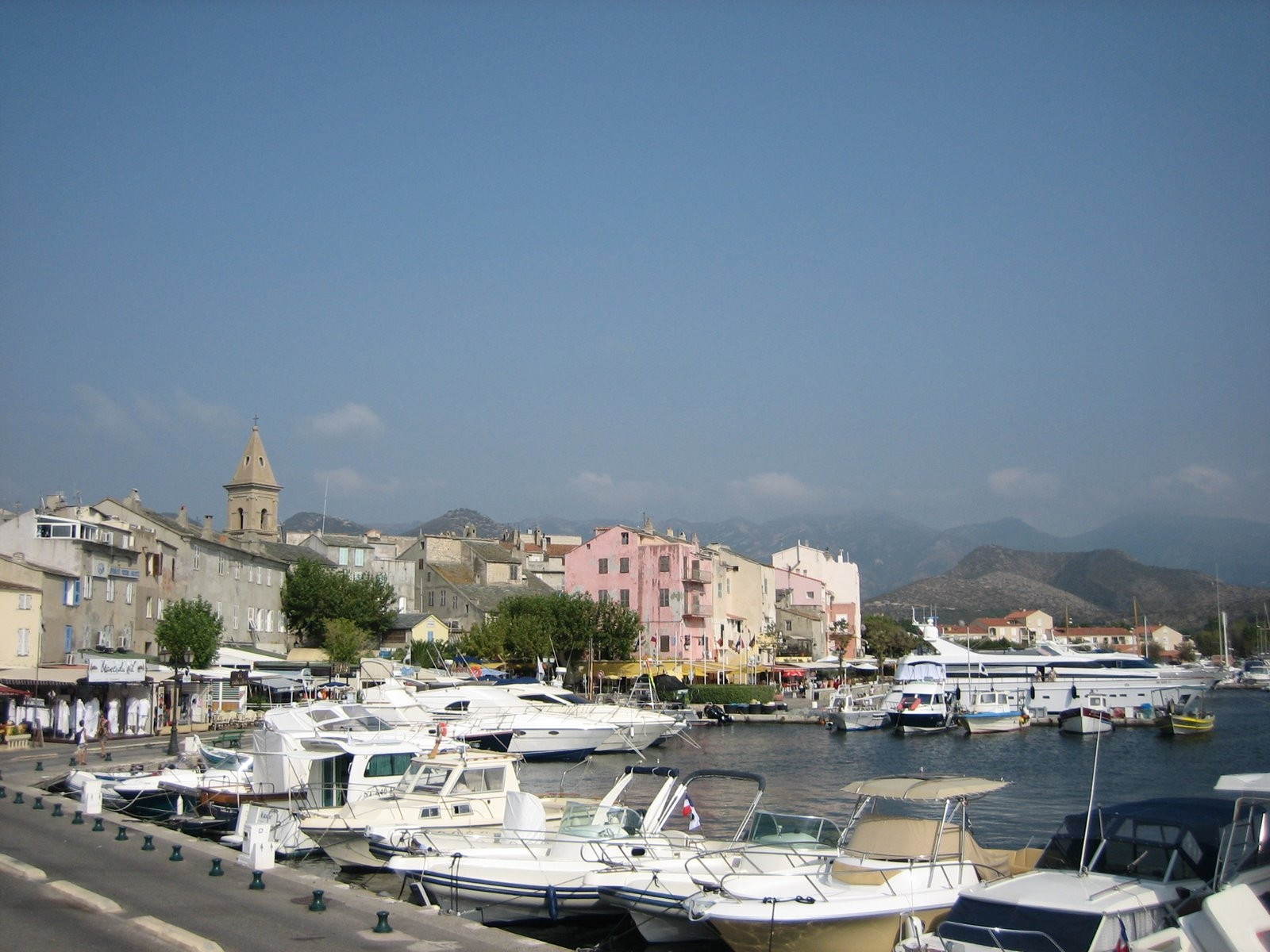 Набережная в Сен-Флоране, Франция – фотографии Франции