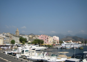 Набережная в Сен-Флоране, Франция – фотографии Франции