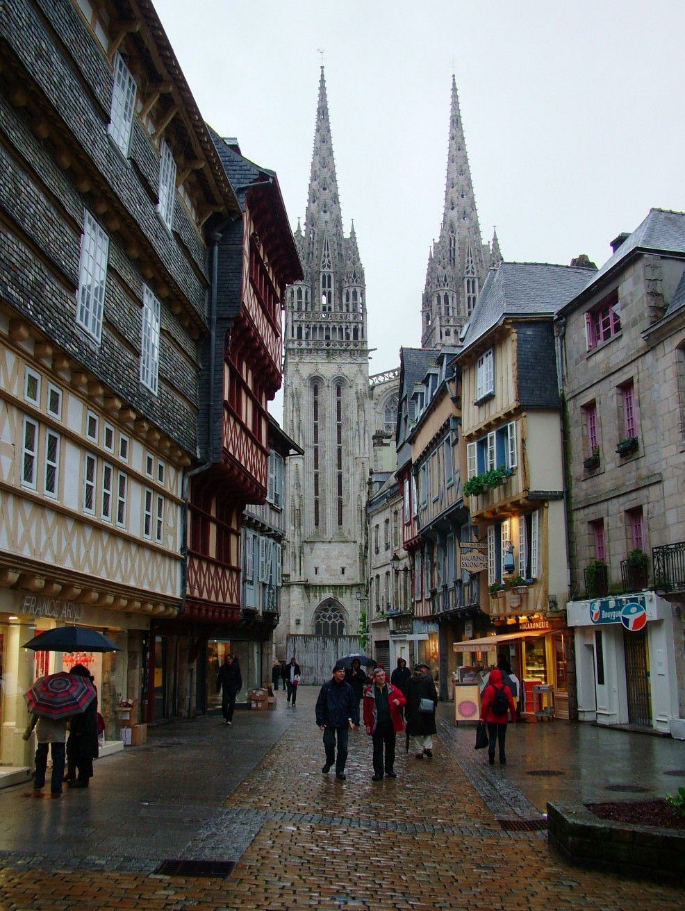 Люди в Кемпере, Франция. Фото 1 – фотографии Франции