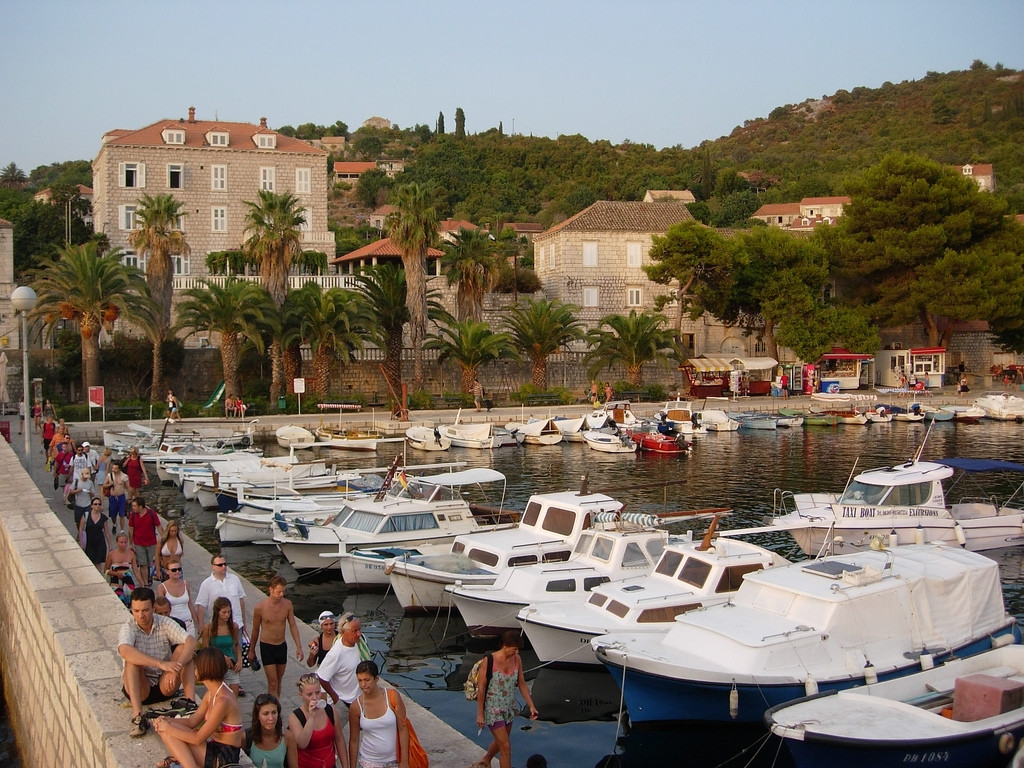 Люди на набережной на острове Лопуд, Хорватия – фотографии Хорватии