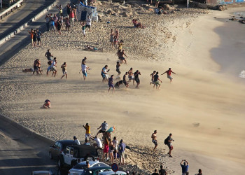 Зеваки-туристы попали под реактивную струю самолёта – фотографии Синт-Мартена