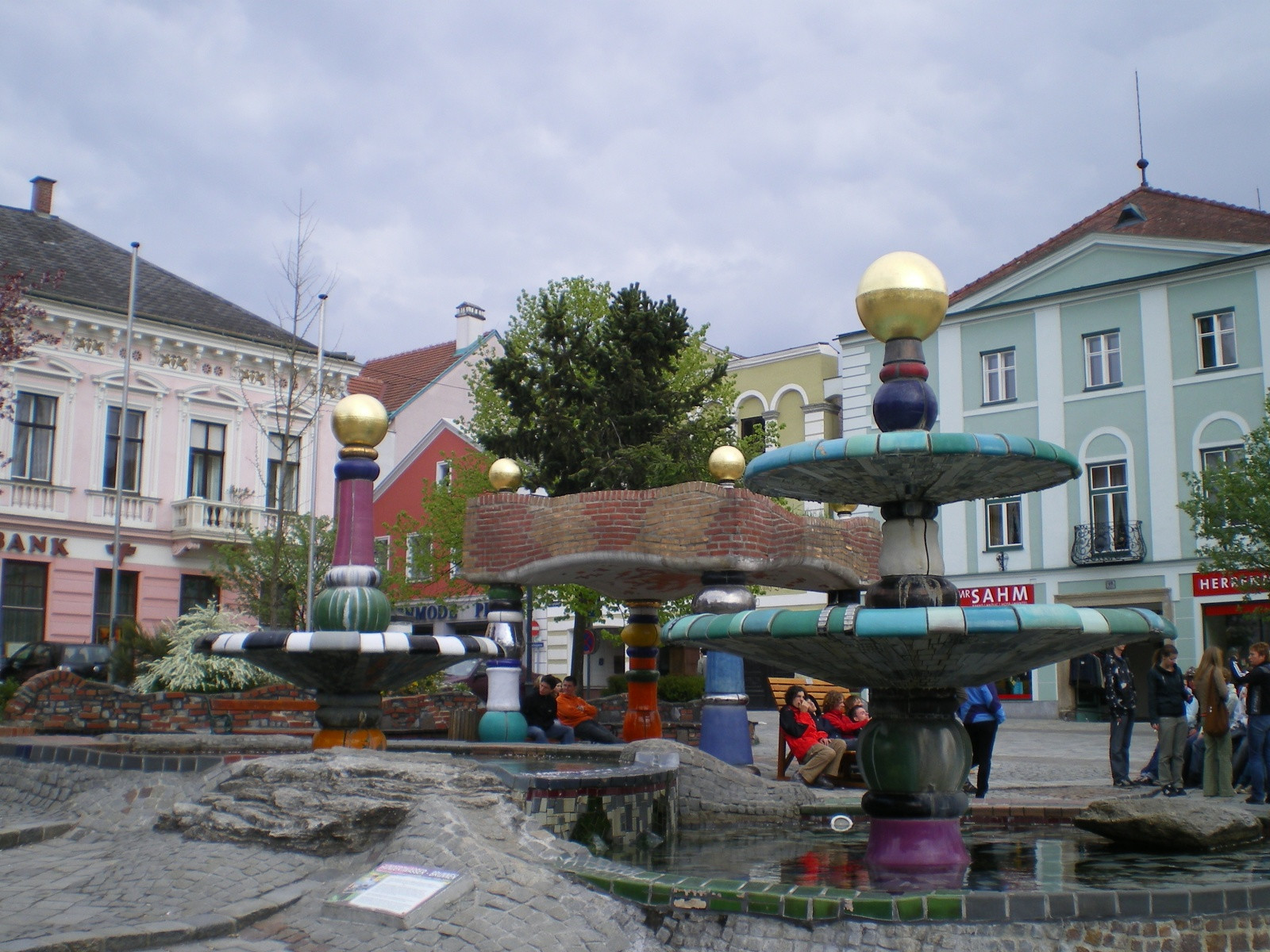 Фонтан Хундертвассера (Hundertwasserbrunnen) в Цветле – фотографии Австрии