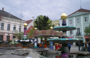 Фонтан Хундертвассера (Hundertwasserbrunnen) в Цветле – фотографии Австрии