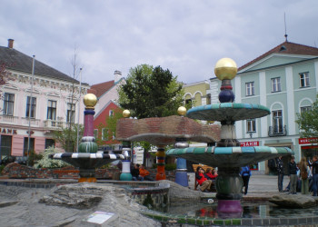 Фонтан Хундертвассера (Hundertwasserbrunnen) в Цветле – фотографии Австрии