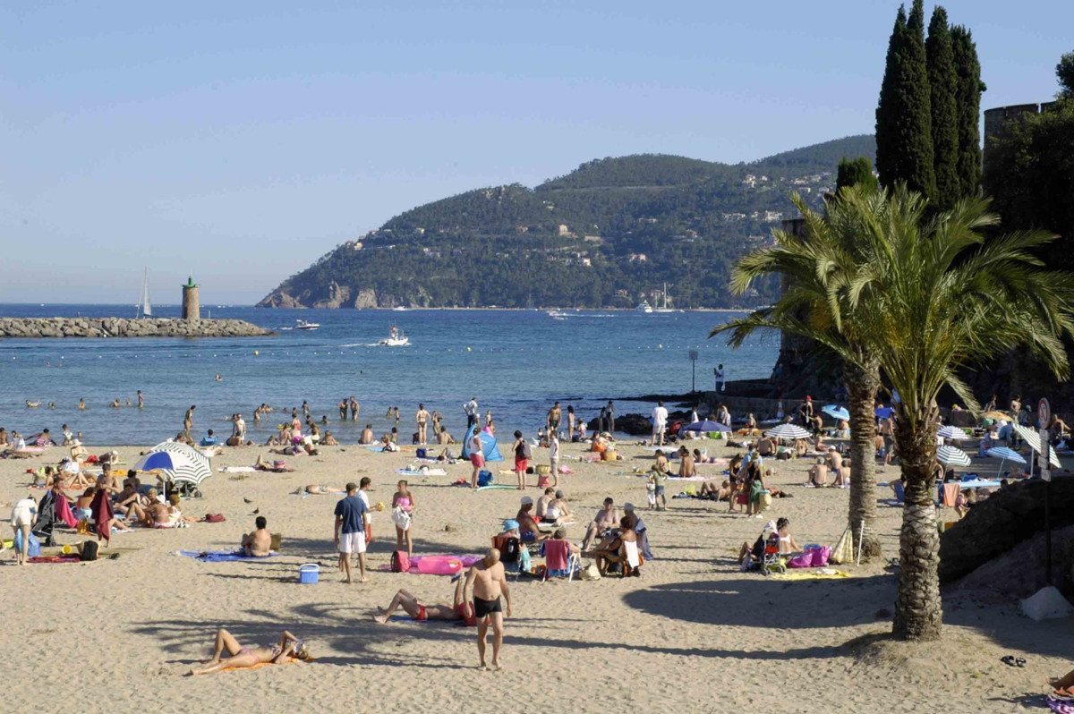 Туристы на пляже в Манделье-ля-Напуль, Франция – фотографии Франции