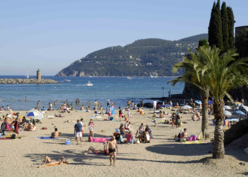 Туристы на пляже в Манделье-ля-Напуль, Франция – фотографии Франции