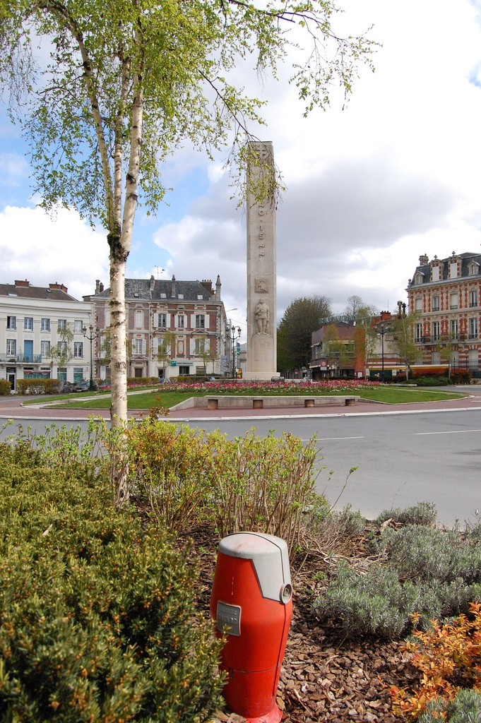 Памятник в Эперне, Франция – фотографии Франции